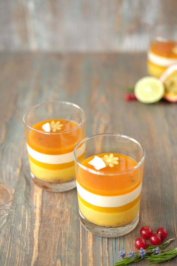 Mousse de chocolate blanco y limón: un postre ligero, elegante y delicioso
