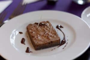 Brownies de chocolate blanco o blondies: la receta fácil y jugosa que siempre sale bien