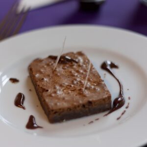 Brownies de chocolate blanco o blondies: la receta fácil y jugosa que siempre sale bien